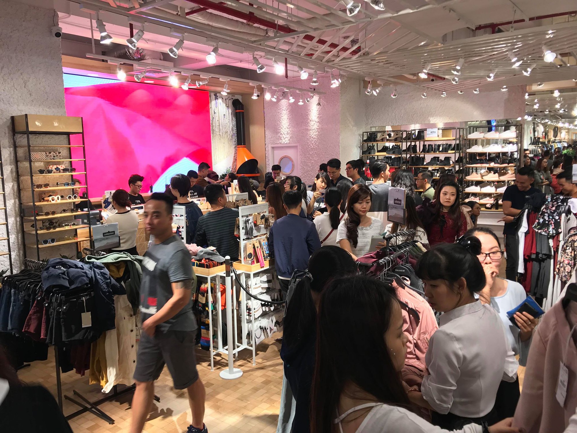 Zara Sài Gòn và Hà Nội đông nghịt, dân tình xếp hàng dài ngay ngày đầu tiên giảm giá